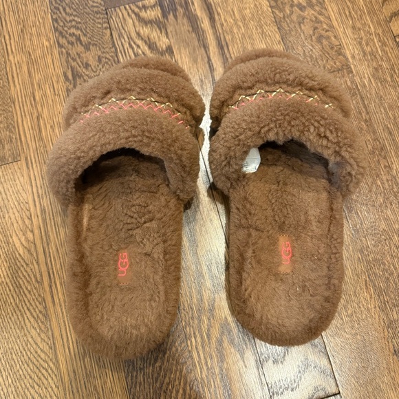 Ugg Cozetta Slippers size 6 - Picture 2 of 3